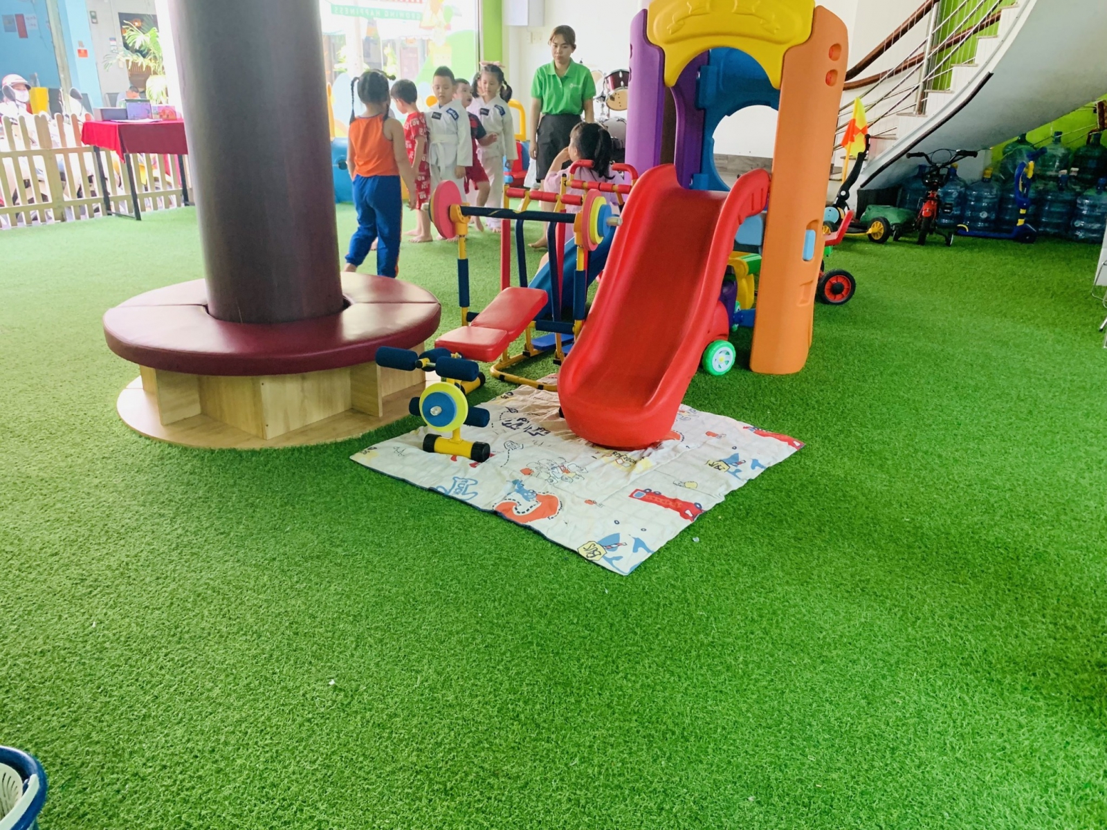 Cỏ nhân tạo an toàn cho trẻ em được lắp đặt khuôn viên vui chơi nhà trẻ Đà Nẵng