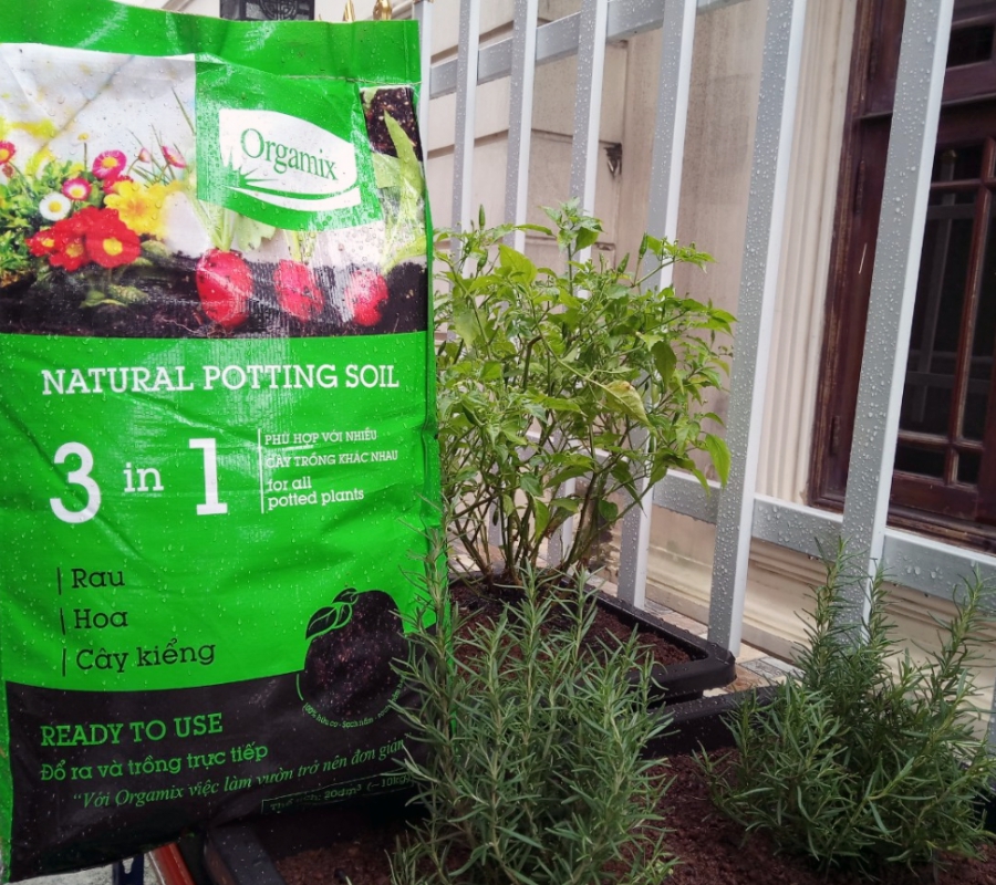 Đất trồng rau Orgamix 3 in 1 trồng rau, hoa và cây kiểng - Túi 1.5kg