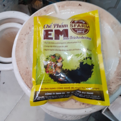 Chế phẩm EM Plus Trichoderma Sfarm ủ phân hữu cơ