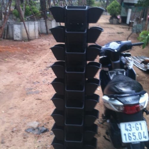 Chậu trồng hoa trên tường